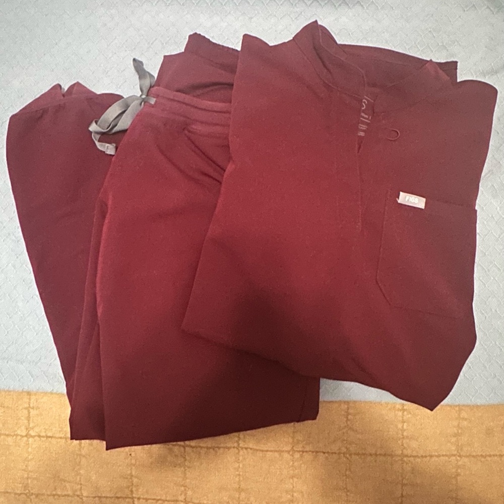 FIGS maternity scrubs - Picture 2 of 5